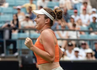 Linda Noskova regina di Wimbledon 2026. Comanda, crolla e poi batte Muchova per il primo Slam